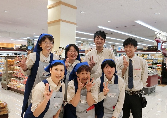 食品を陳列棚に補充するお仕事|食品スーパー「FEEL」 | 株式会社 フィールコーポレーション | 採用サイト